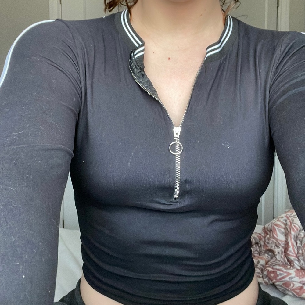Long sleeve black zip up crop top